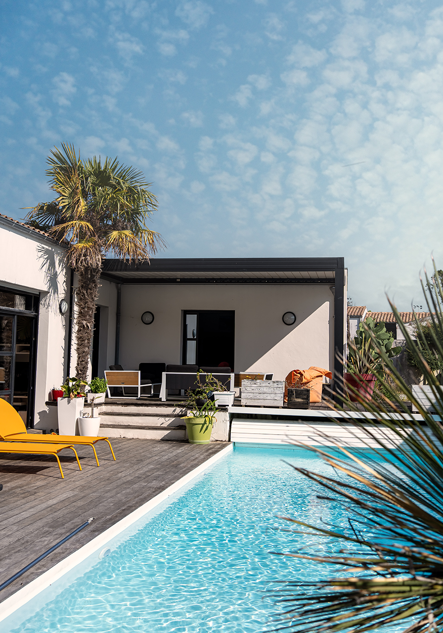 Studio City aluminum pergola over wood deck leading to pool